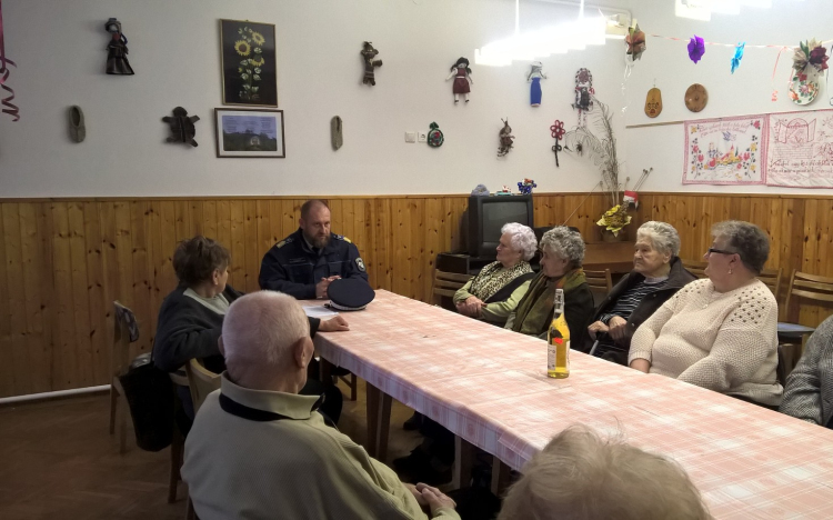 Idős ember a forgalomban