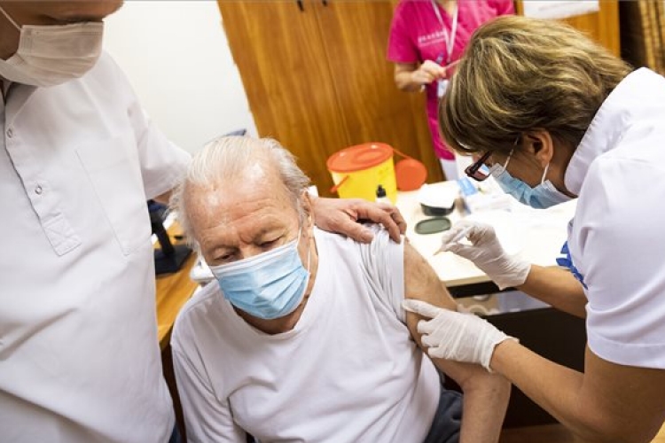 Szlávik: minden vakcina megakadályozza a súlyos betegség kialakulását