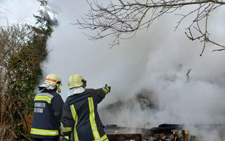  Tamási önkéntes tűzoltói is segítenek a bajban