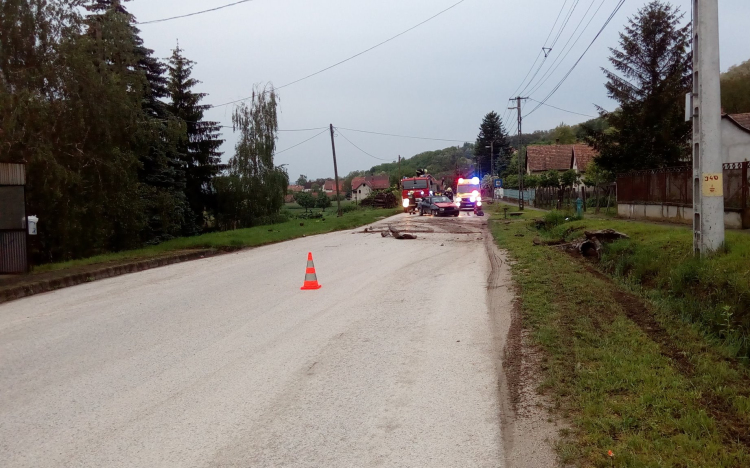 Betonhídnak ütközött egy autó