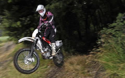 Gyalázat! Krosszmotorok az erdőben!