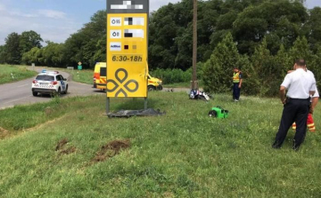 Benzinkút reklámtáblájának csapódott a motoros