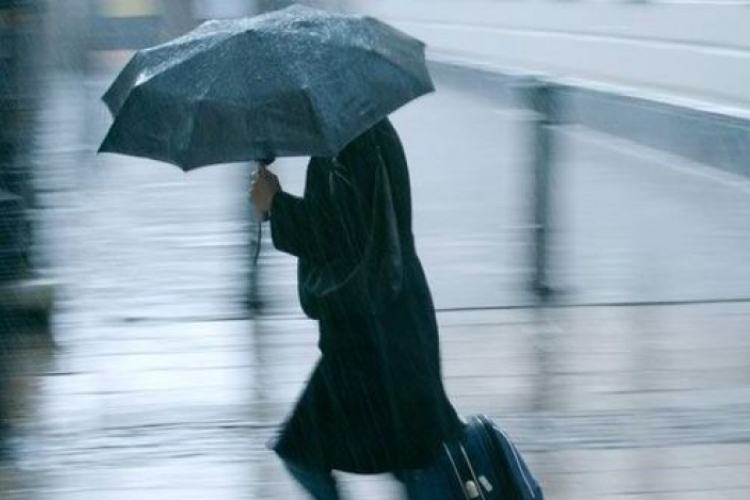 Viharos szélre és sok esőre figyelmeztet a meteorológia