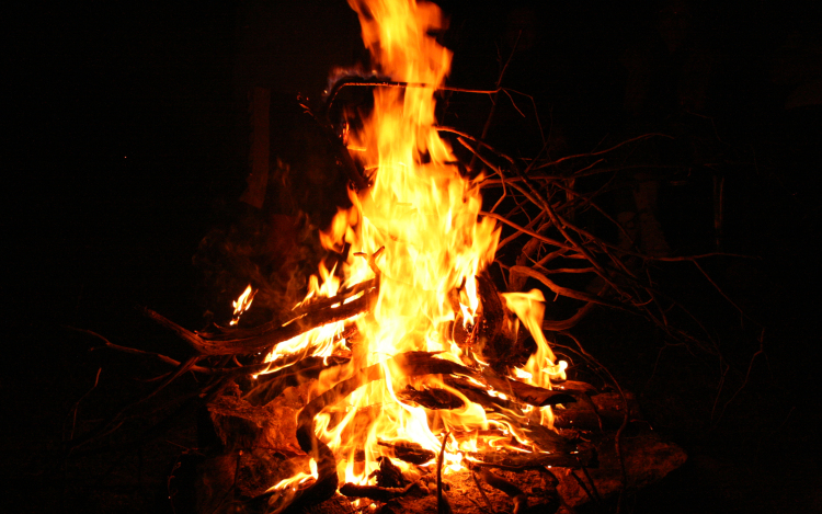 Életveszélyesen megsérült egy tábortűzbe esett német férfi
