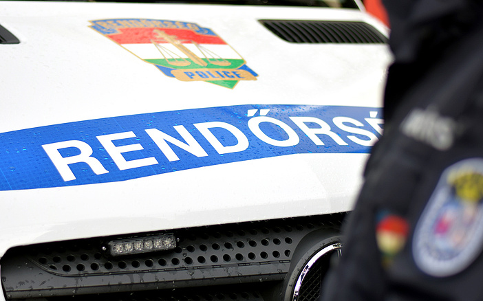 Összefogott apa és fia