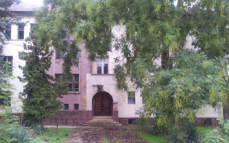 Rézcsapokat loptak a régi általános iskolából