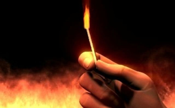 Rágyújtotta a házat a barátnőjére