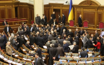 Ukrán válság - újabb verekedés az ukrán parlament ülésén