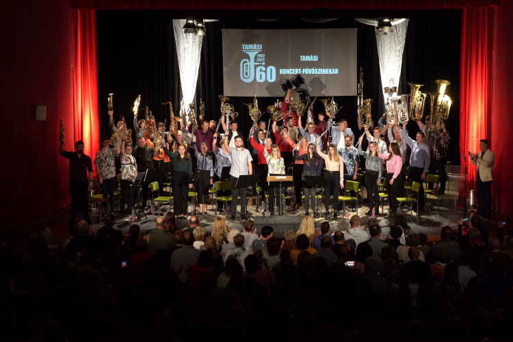 Állva tapsolta a közönség a fúvósokat